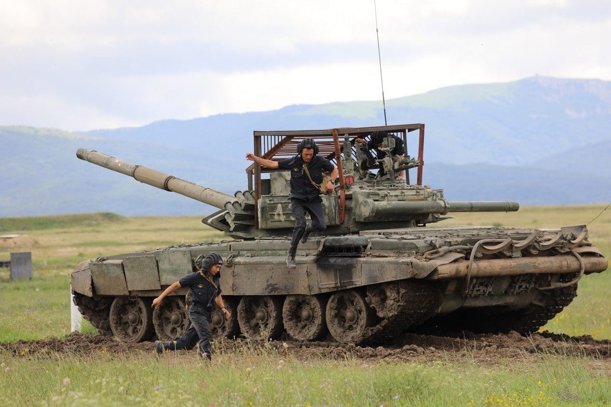 Когда начинается танка. Танк т72 с защитой от Джавелин. Снаряды т72б3. Защита от Джавелина на т-72. Т-72б3 на Украине
