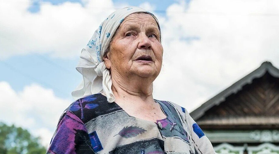 Во сне бабушка давала деньги. Сельская ведьма. Бабушка света. Сельская ведьма бабушка света 1. Баба Дуся фото.