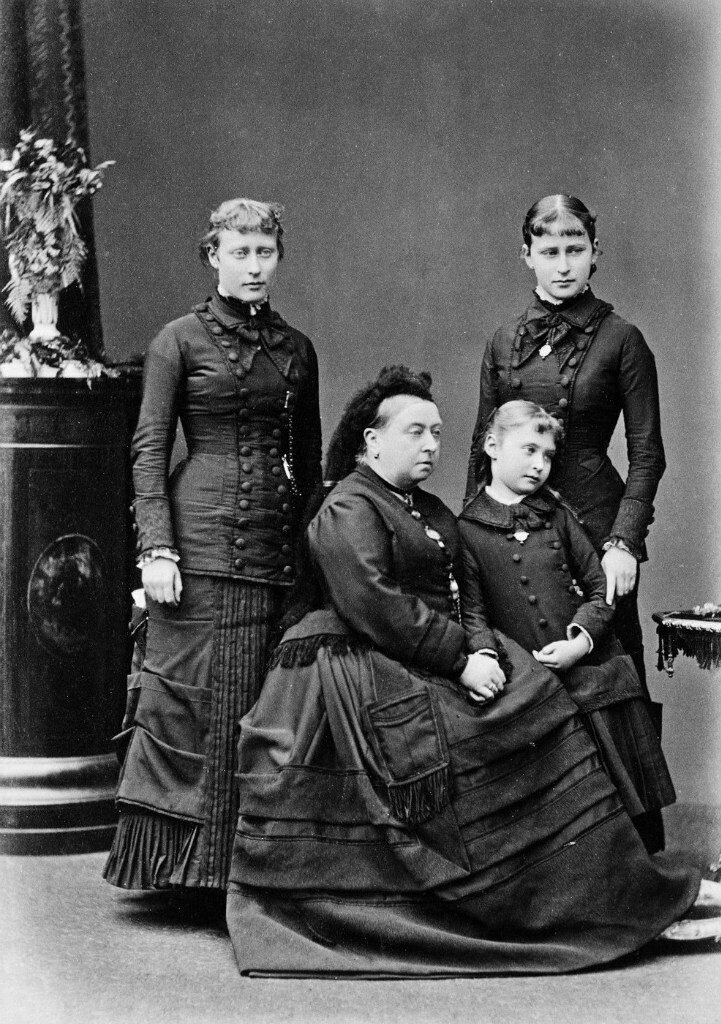 https://www.romanovempire.org/ru/media/english-queen-victoria-with-granddaughters-victoria-eisaveta-and-aliceoua-876d35