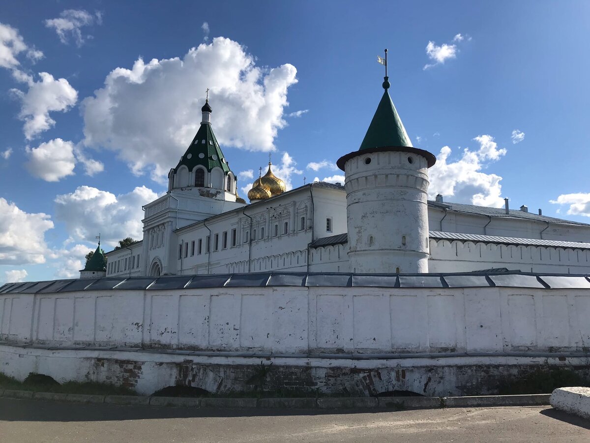 Свято Троицкий Ипатьевский монастырь в Костроме