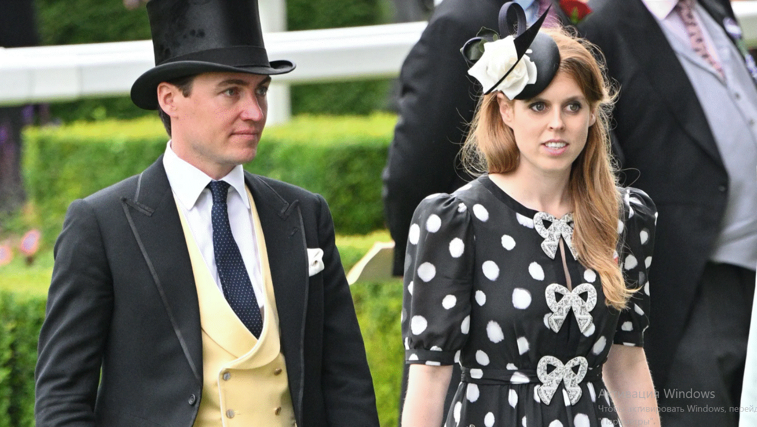 Принцесса Беатрис была одета в платье в крупный горох марки Saloni. Фото издания vanityfair.it