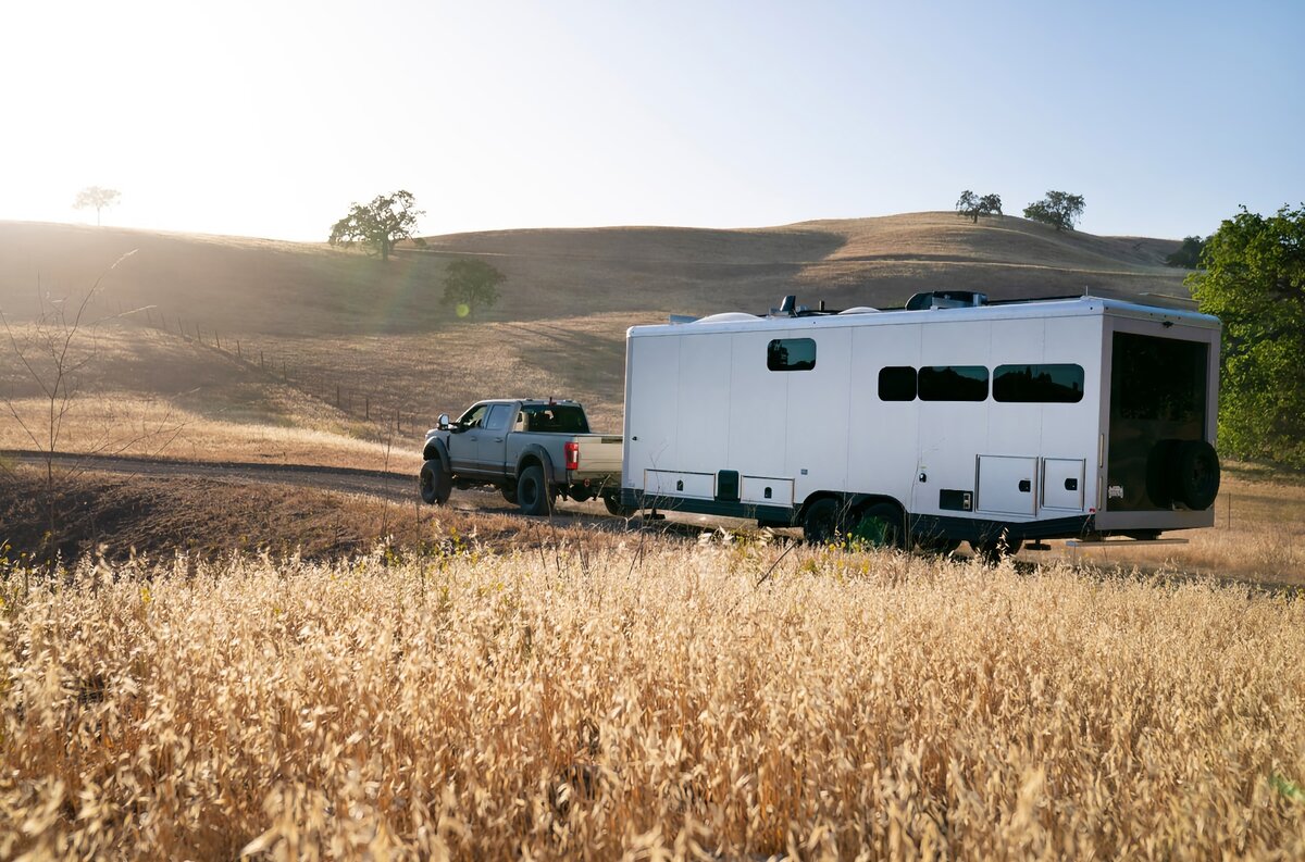 Калифорнийская компания Living Vehicle показала автодом Travel Trailer 2023 с «бесконечными» ресурсами для жизни.-2-2