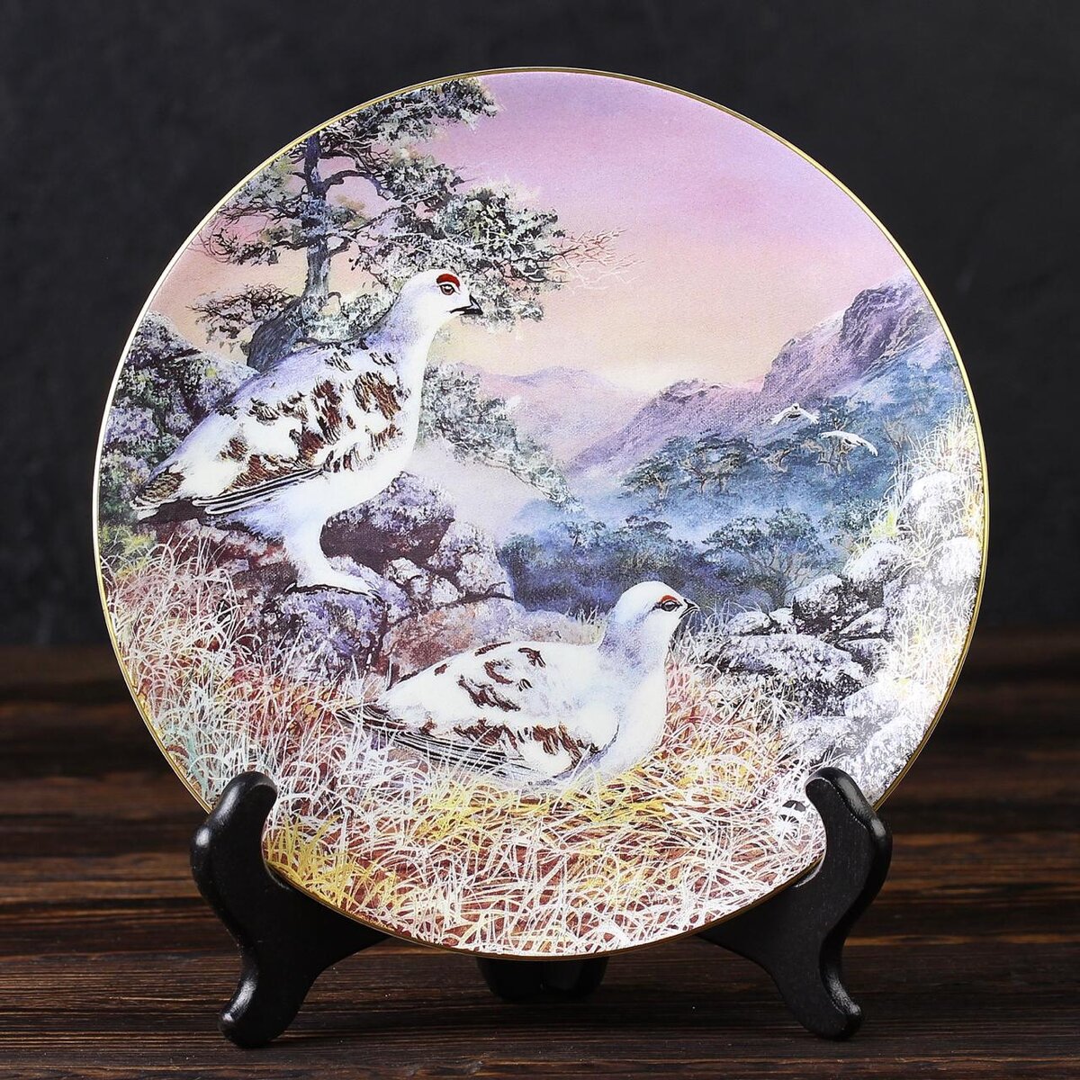 Различные пейзажи также можно встретить на таких тарелочках.