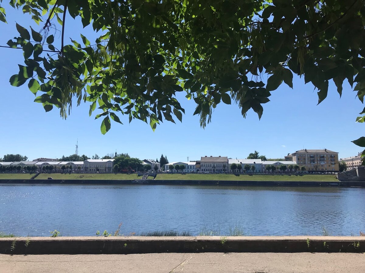 Раньше на месте этих зданий стояли бедные домики простых рыбаков, которые ловили рыбу в Волге.