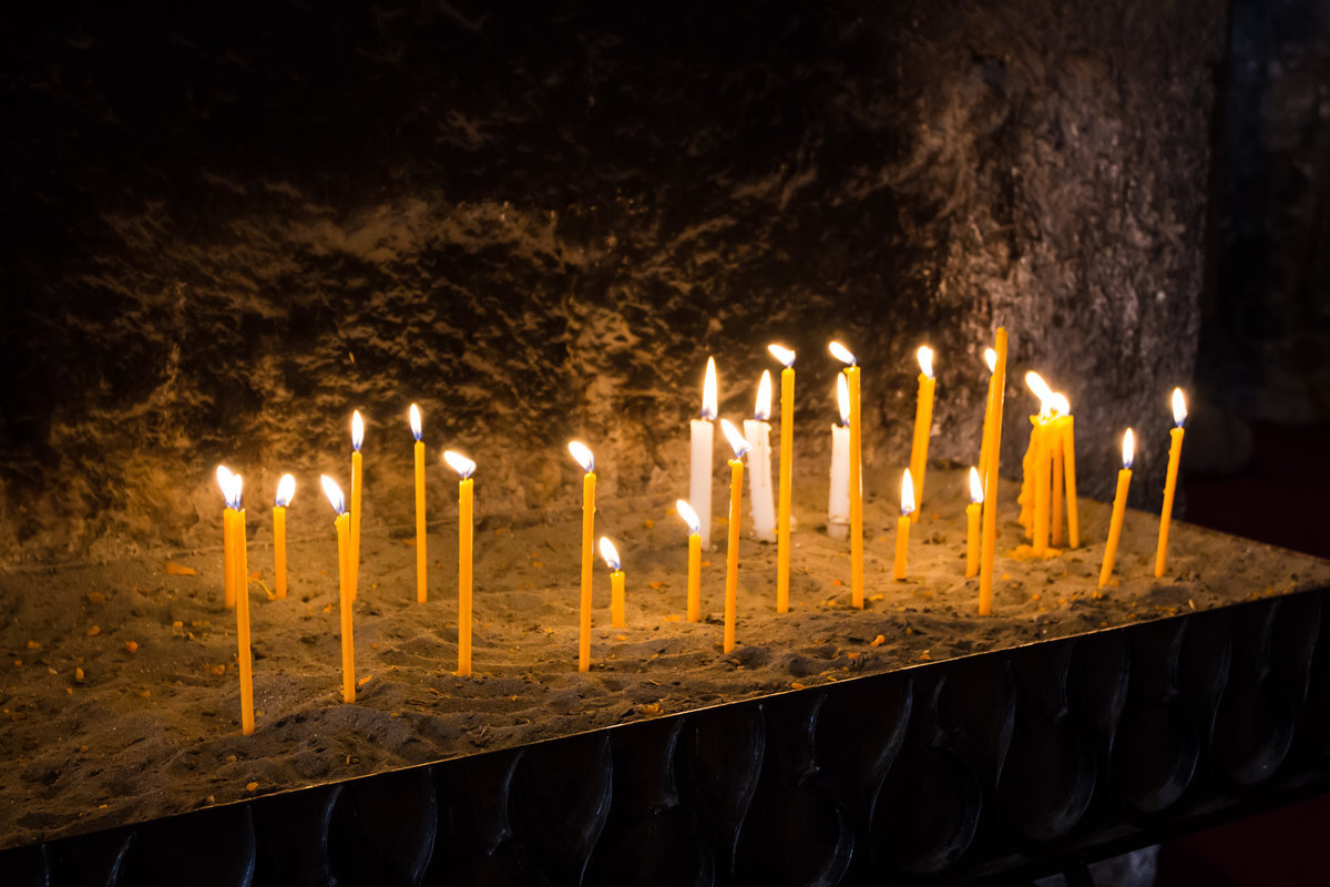 В церкви горят свечи. Церковные свечи. Свечи в храме. Горящие свечи. Горящие свечи в храме.