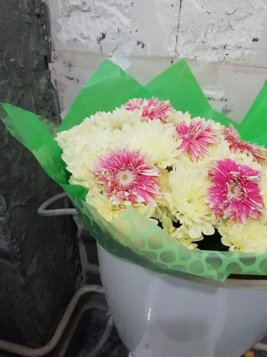 Цветы на ДР. Это не пример неуважения к подарившим, это ремонт. Оказывается уже полгода все в мешках))) В обиходе только предметы первой необходимости, вазы к ним не относятся.. 