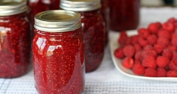 Ингредиенты: 1 кг малины,
1,5 кг сахара.

Приготовление:
Подготовленные ягоды пересыпьте в таз, засыпьте сахаром и оставьте на несколько часов, чтобы они дали сок. Затем поставьте таз на огонь, варите до закипания, время от времени помешивая. Деревянной ложкой снимайте появляющуюся на поверхности варенья пенку. Проварите закипевшее варенье ещё 5 минут, немного охладите его и закатайте в стерилизованные банки. 