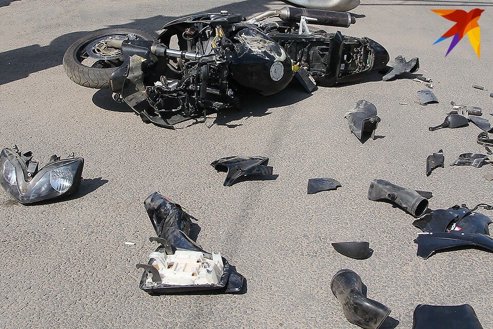     В Мурманске сотрудники ГИБДД ищут очевидцев аварии, в которой пострадал мотоциклист. ДТП случилось 27 июля. Роман ИГНАТЬЕВ