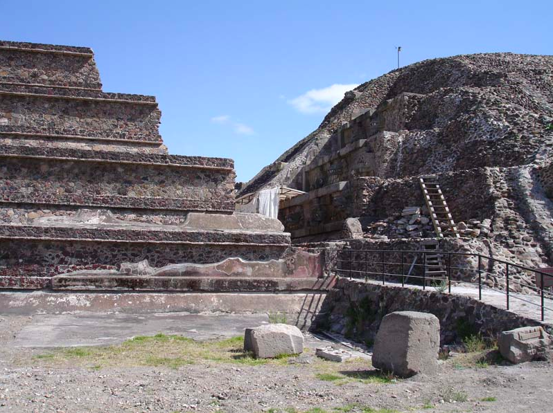 Пирамида Кетцалькоатля. Изображение взято из книги А. Ю. Склярова «Древняя Мексика без кривых зеркал», издательство ВЕЧЕ, 2009