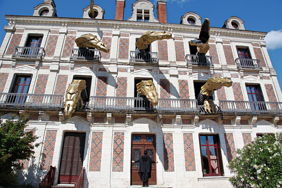 Раз в час из окон Музея магии в Блуа появляются головы дракона/La Maison de la Magie Robert-Houdin 