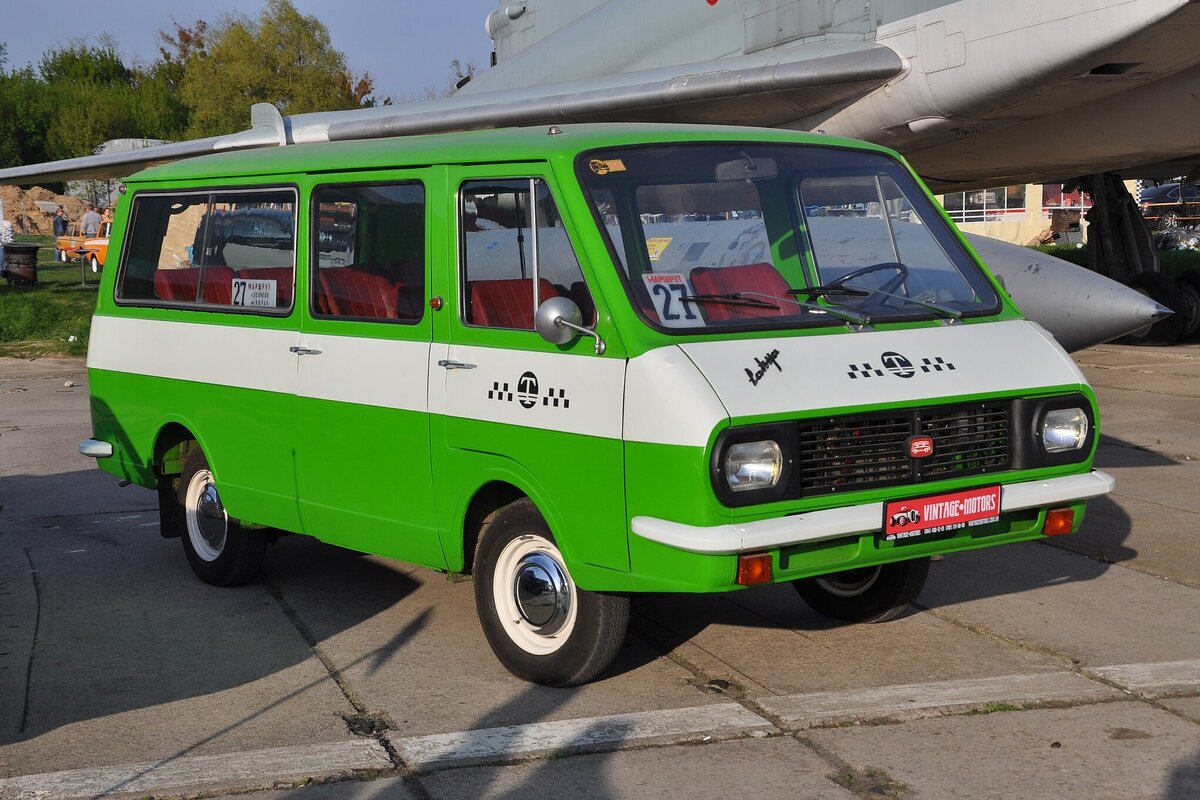     У какого советского авто был деревянный пол? Подсказка: вы его знаете