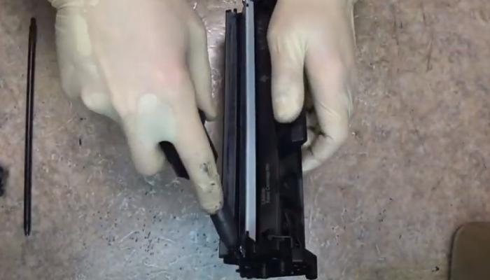 Фото 16. Уплотнитель под роликом проявки.