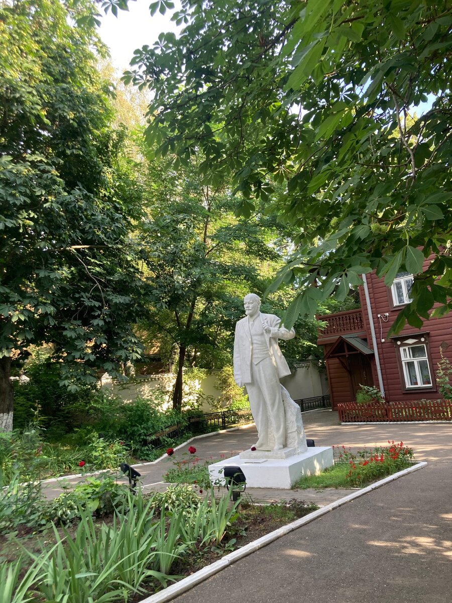 Тихий двор усадьбы. в котором замирает время, поют птицы, цветут розы