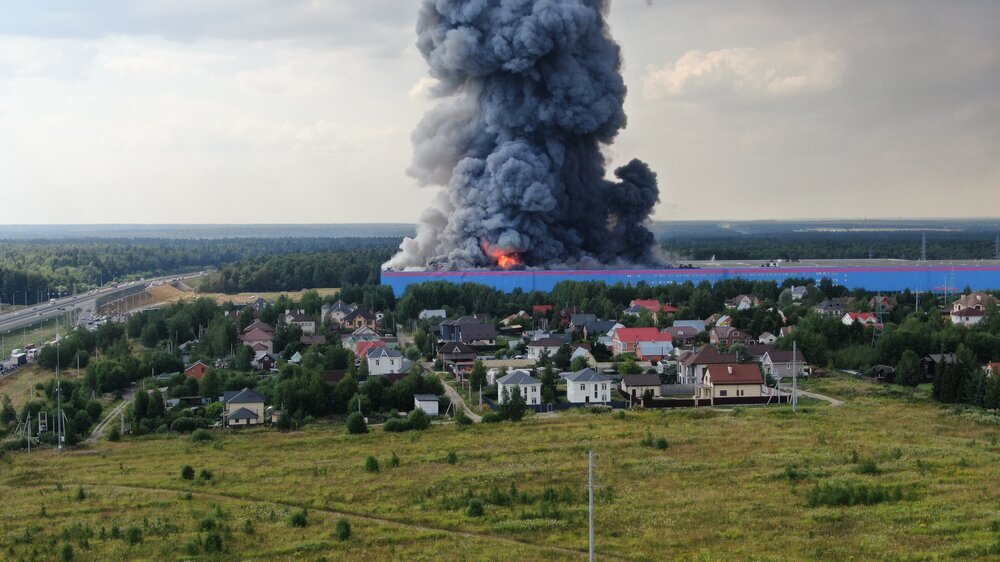 СТОЛБ ЧЁРНОГО ДЫМА, ПОДНИМАВШИЙСЯ НАД ГОРЯЩИМ СКЛАДОМ "ОЗОНА", БЫЛ ВИДЕН ЗА НЕСКОЛЬКО КИЛОМЕТРОВ. ФОТО: ДЕНИС ВОРОНИН/ АГЕНТСТВО "МОСКВА"