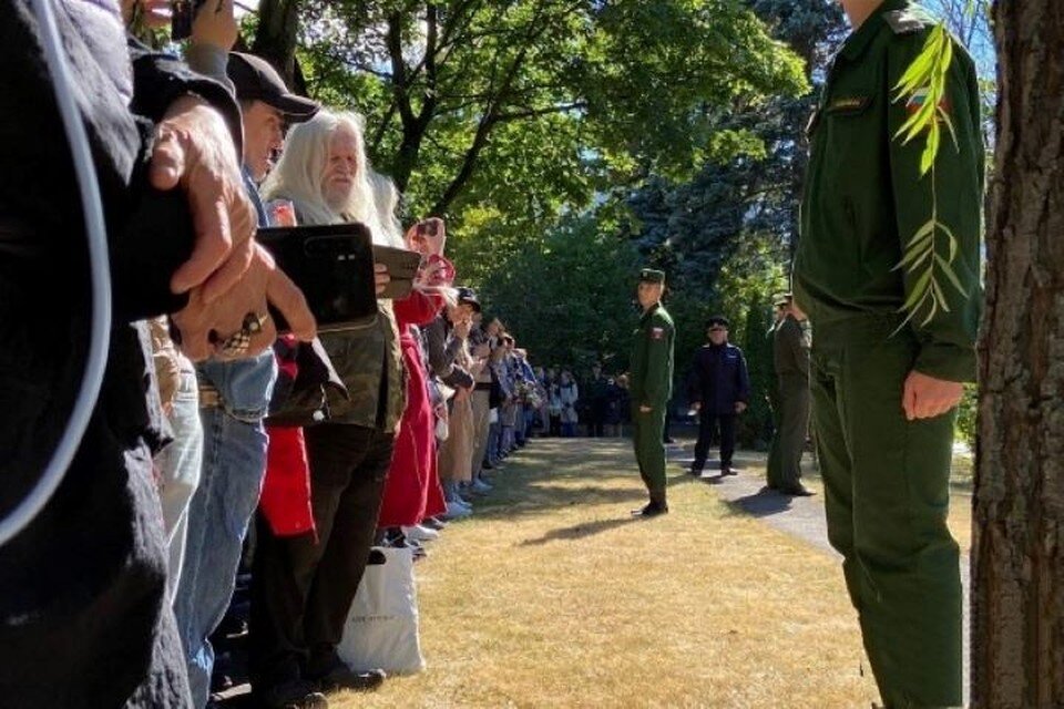     Православный священник провел панихиду на кладбище над гробом Горбачева Дина КАРПИЦКАЯ