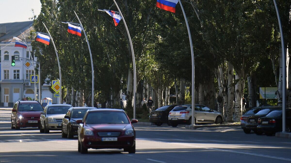    Автомобильное движение на одной из улиц в Мелитополе© РИА Новости / РИА Новости