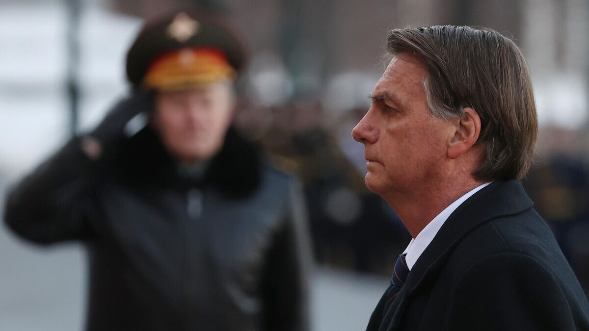    Президент Бразилии Жаир Болсонару принимает участие в церемонии возложения венка к Могиле Неизвестного Солдата в Александровском саду© РИА Новости / Pool/Сергей Карпухин