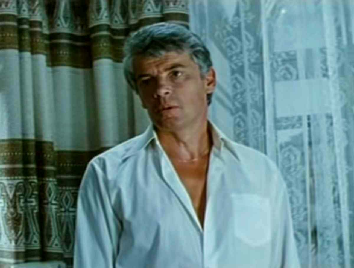 Кадр из фильма "Выстрел в спину". Михаил Волков в роли художника Евгения Шутина