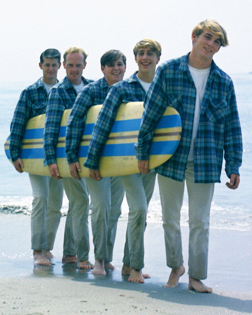 The Beach Boys позируют для обложки «Surfer Girl»