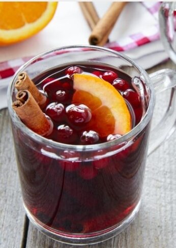 Глинтвейн в бокале можно красиво украсить, если положить туда ягоды или кусочки фруктов, звёздочки бадьяна или ещё что-то на ваш вкус 