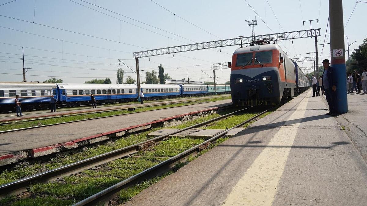    Поезд на железнодорожном пути:NUR.KZ/Владимир Третьяков