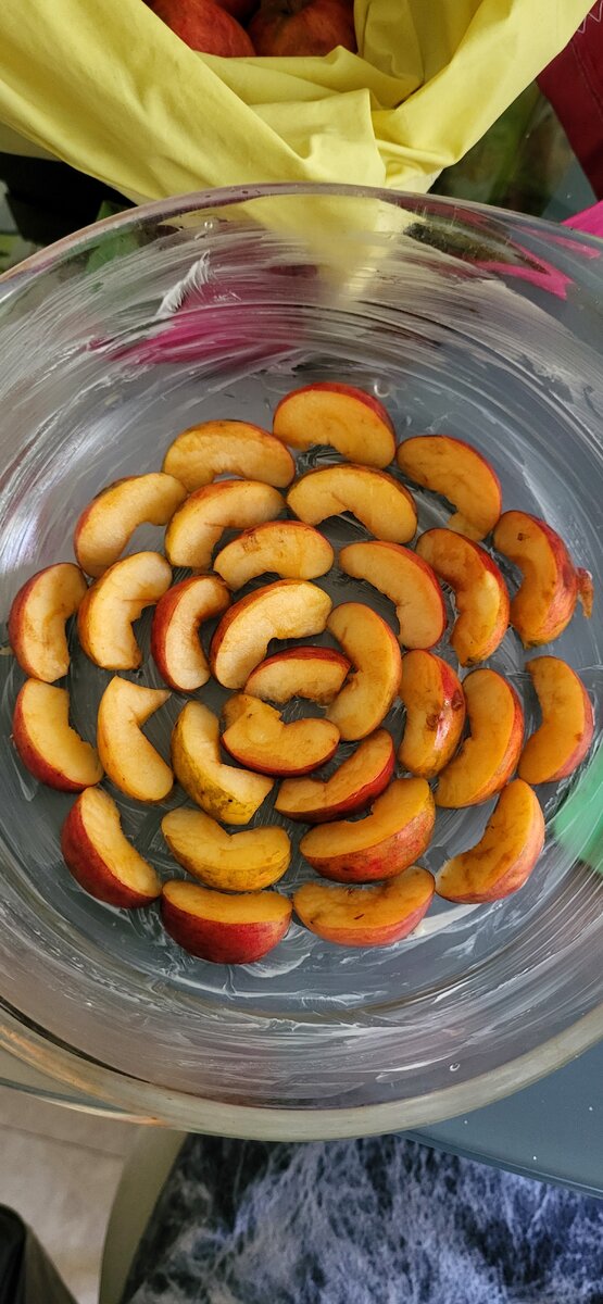 Выклыдавыте как хотите. Хоть просто смешайте хаотично с тестом.