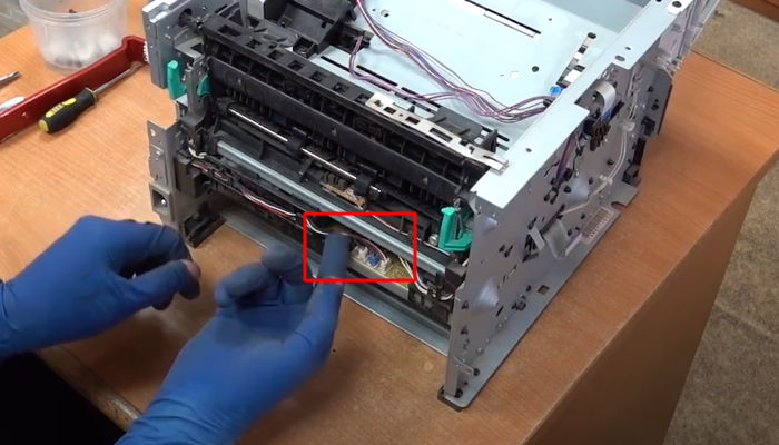 Фото 98. Выкручиваем указанный винт