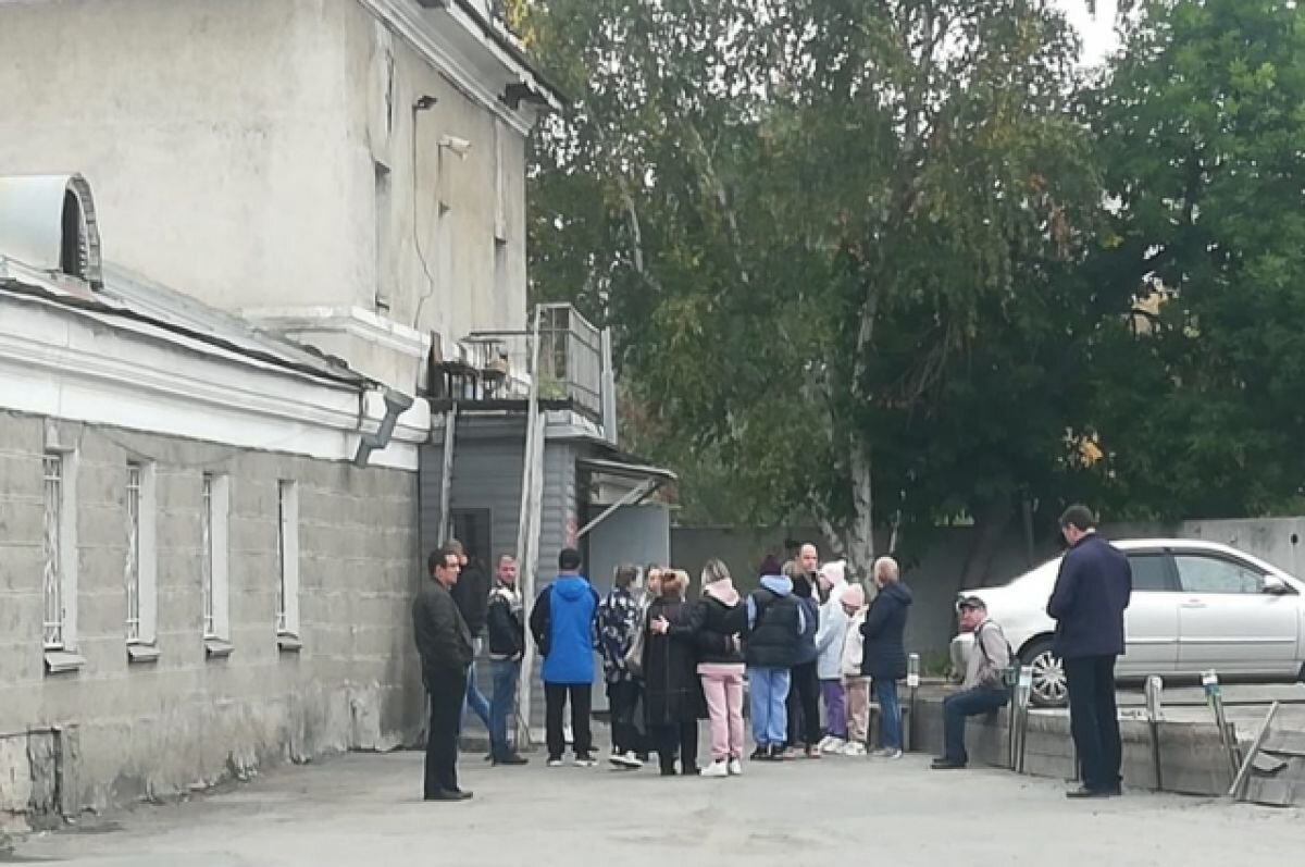    В минувшие выходные родные провожали мобилизованных в учебный центр, а призывные пункты военкоматов принимали «запасников».