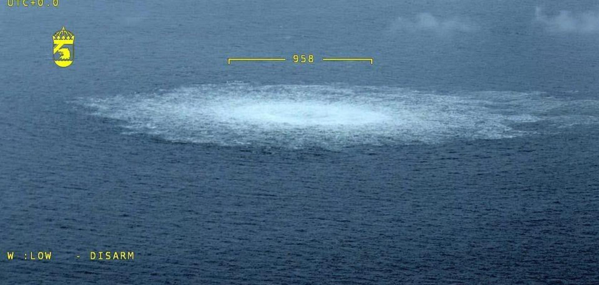 Утечка газа из "Северного потока - 1" в Балтийском море, сфотографированная с самолёта шведской береговой охраны.