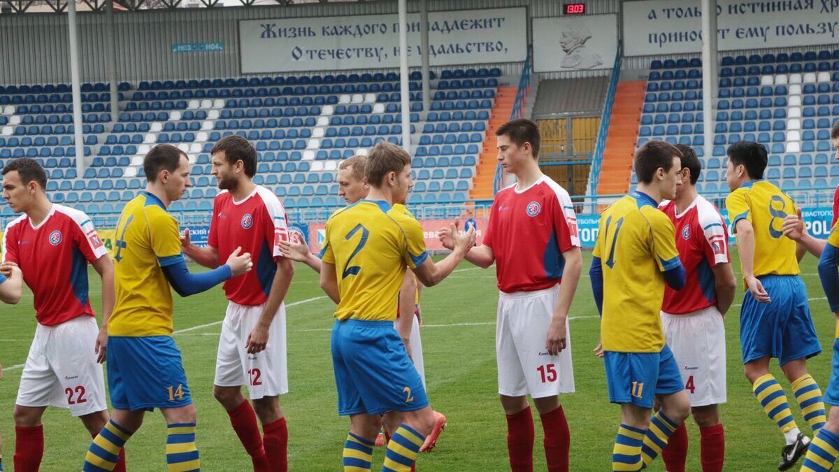    Игроки ФК "Ростсельмаш" и игроки сборной Крыма перед началом матча турнира "Крымская весна" по футболу между командами сборной Крыма (Крым) и ФК "Ростсельмаш" (Ростов-на-Дону)© РИА Новости / Макс Ветров