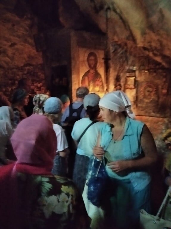 Паломники в пещере Симона Кананита