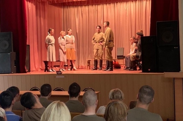 Артисты театра «Камерная сцена» выступают в госпитале. артисты театра «Камерная сцена» выступают в госпитале. 