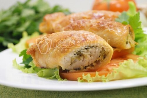 Удивите гостей и родных невероятно красивыми и вкусными куриными рулетиками с сыром и зеленью. Простой рецепт из нежных куриных грудок превратит любой обед или ужин в праздничный!