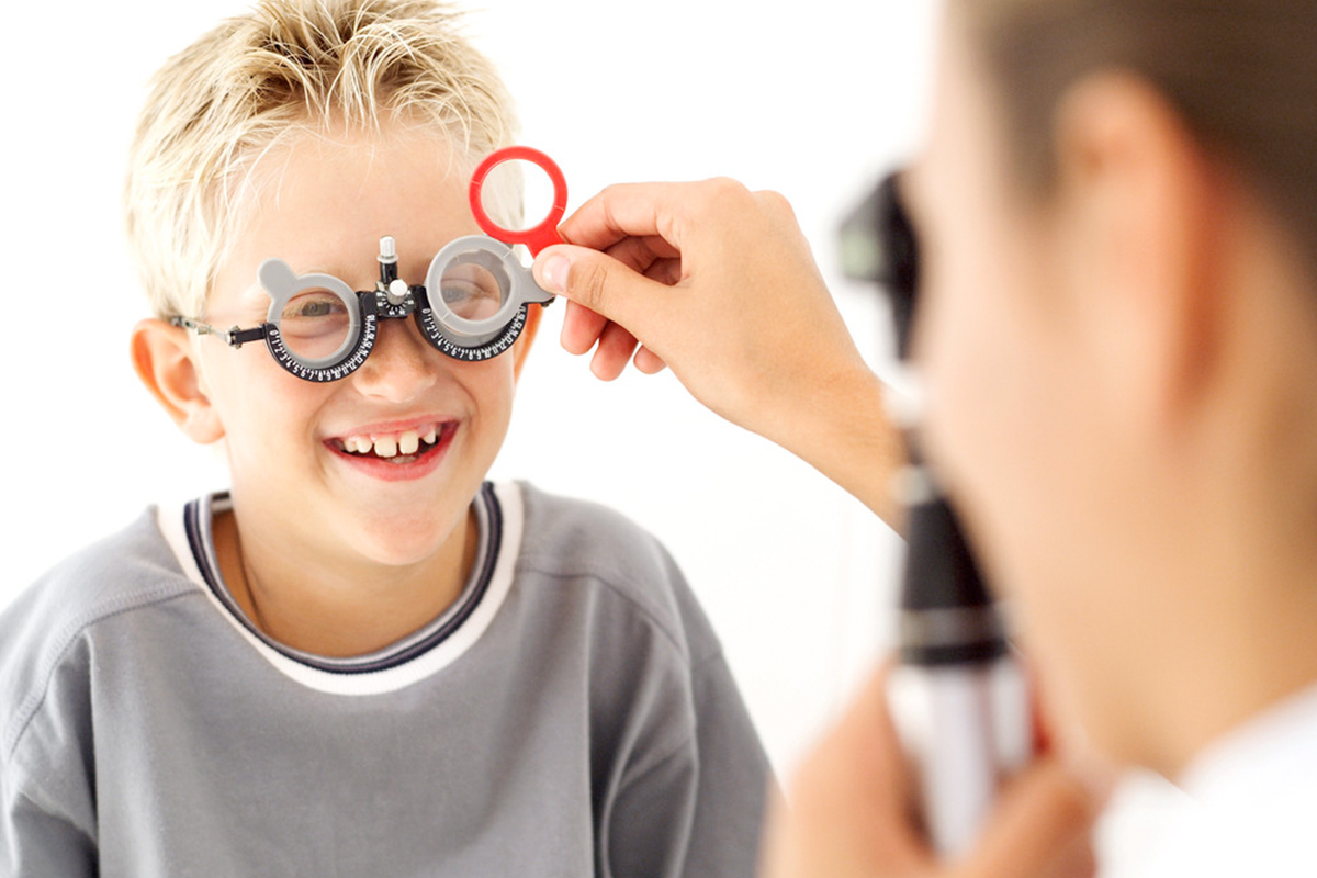 Дети в очках. Детские очки для зрения. Дети с нарушением зрения. Нарушение зрения у школьников.