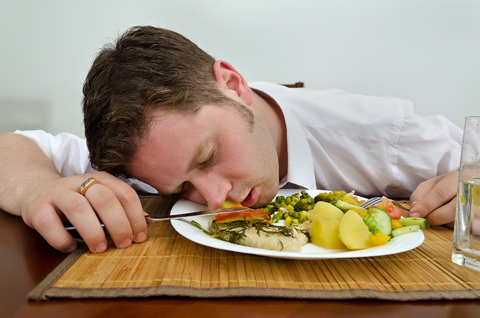 Сонливость и слабость у мужчин. Люди за едой. Человек обедает. Уснул за столом. Человек с едой.