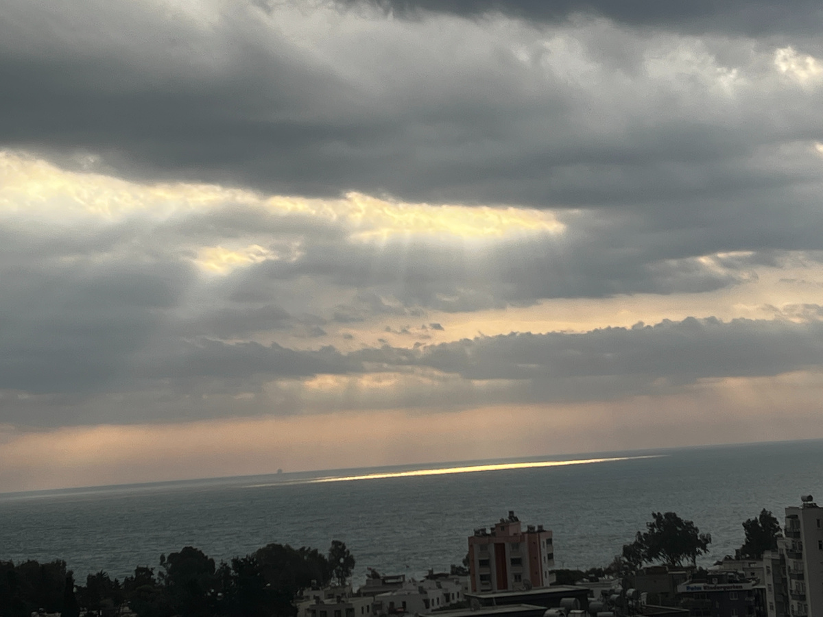 В тот день целую ночь и полдня шел ливень. Небо было такое черное!!!!  