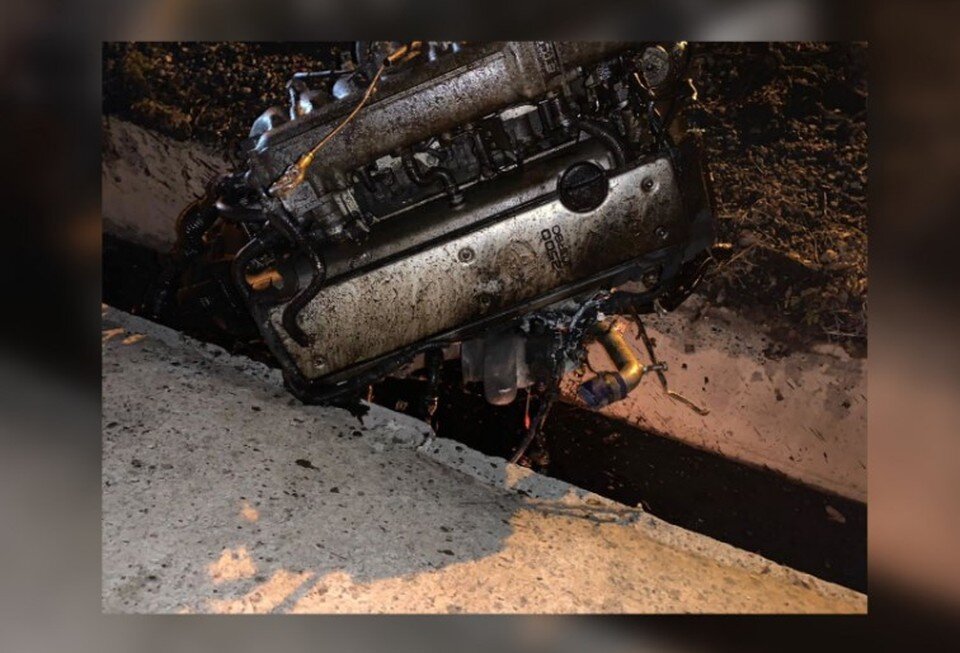     Оторванный двигатель.  Социальные сети