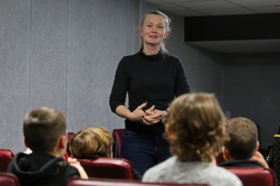     Екатерина Кириллова рассказывает мальчишкам, какие животные попадают к ним в фонд. Фото: Алексей ВОРОНИН // Администрация Владивостока