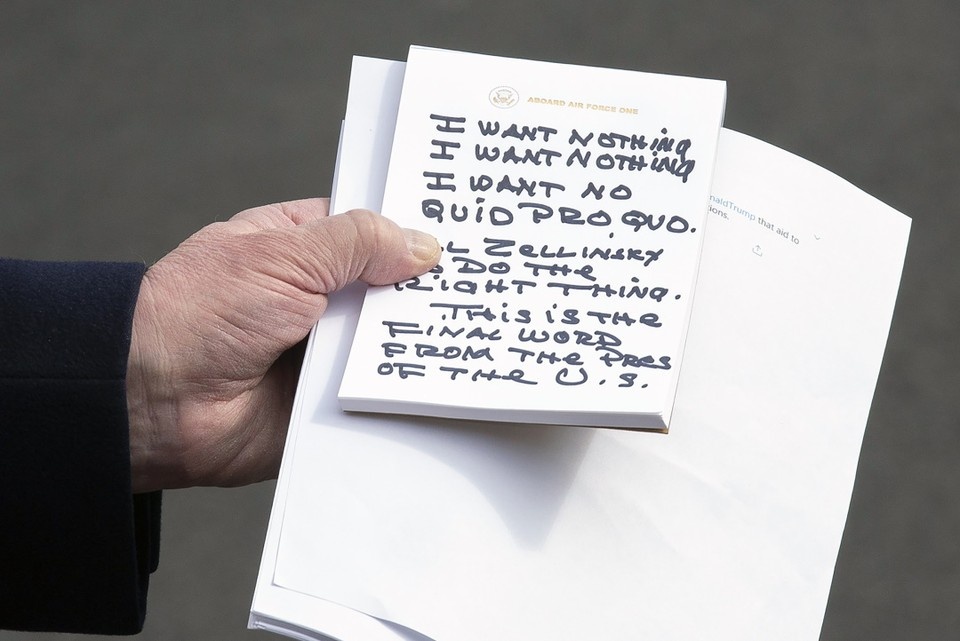     В 2019 году в кадр попал блокнот Трампа с его ставшей мемом речью «Я ничего чего»  GLOBAL LOOK PRESS