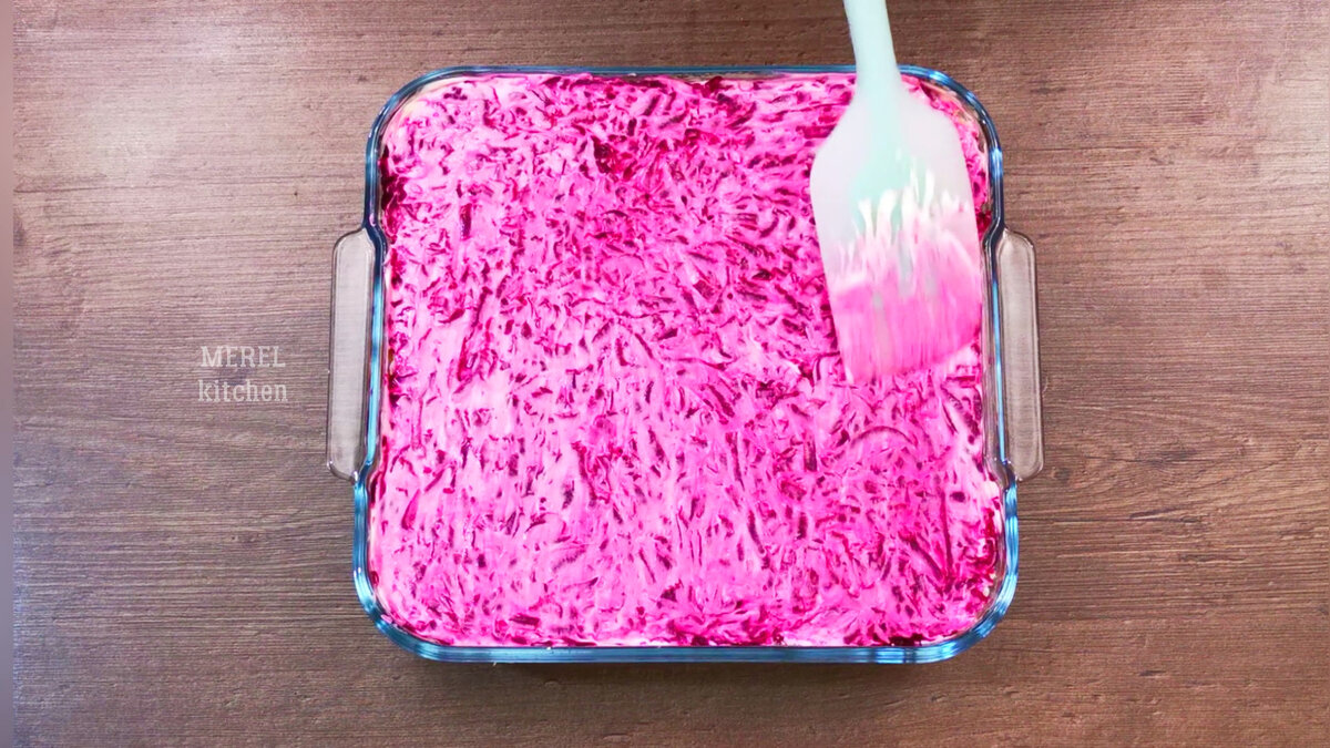Очень вкусный салат "Царская шуба", теперь он у меня ещё вкуснее: заменила селедку на сёмгу, от вкуса все в восторге
