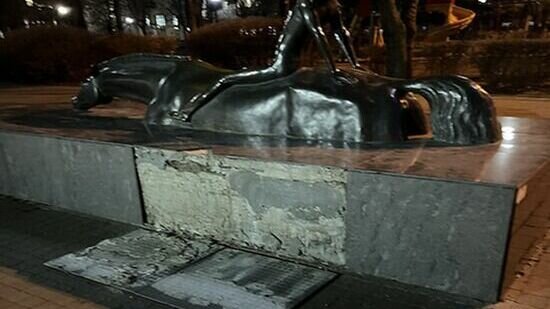     На ростовской набережной обрушается памятник «Купание коня», сообщили в соцсетях очевидцы.