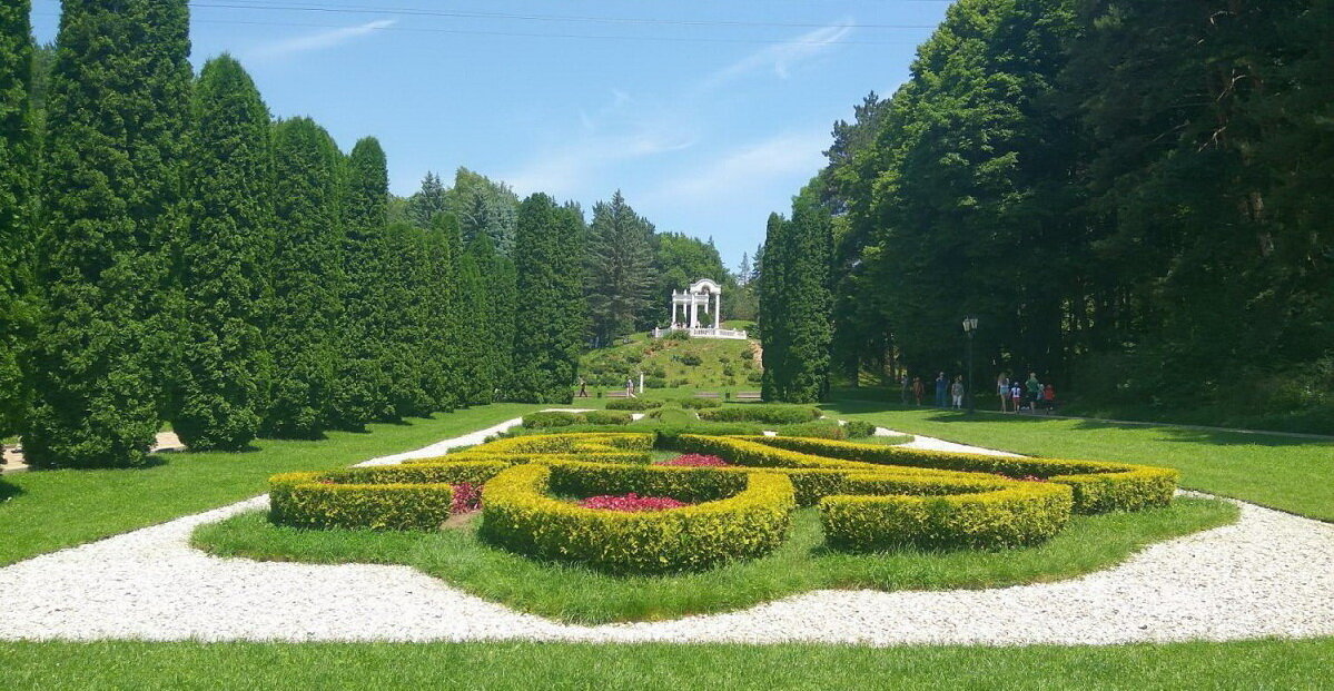 Вид на смотровую площадку с Долины роз