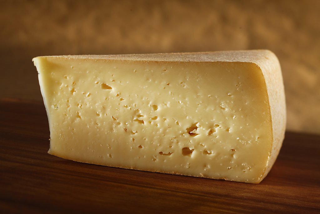 Испорченный сыр. Поддельный сыр. Сыр гауда плесневый. Сыр покрытый плесенью. Подсохший сыр.