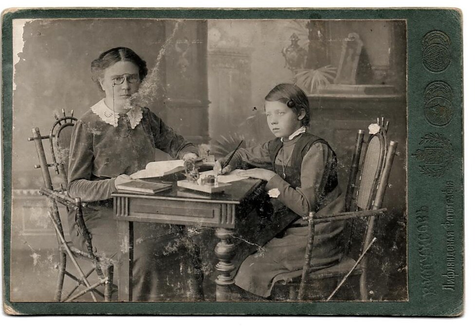 Ученица гимназии с преподавателем 