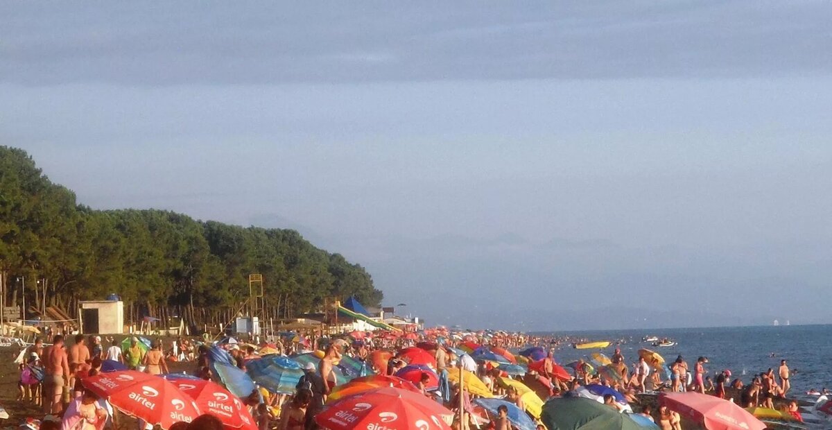 Урекский пляж черных песков в высокий сезон © Courtesy of Andrey Maximov