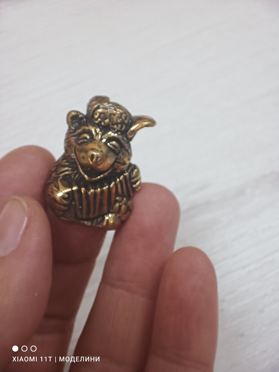 И с гармошкой. Странно, что не с балалайкой🤣🤣