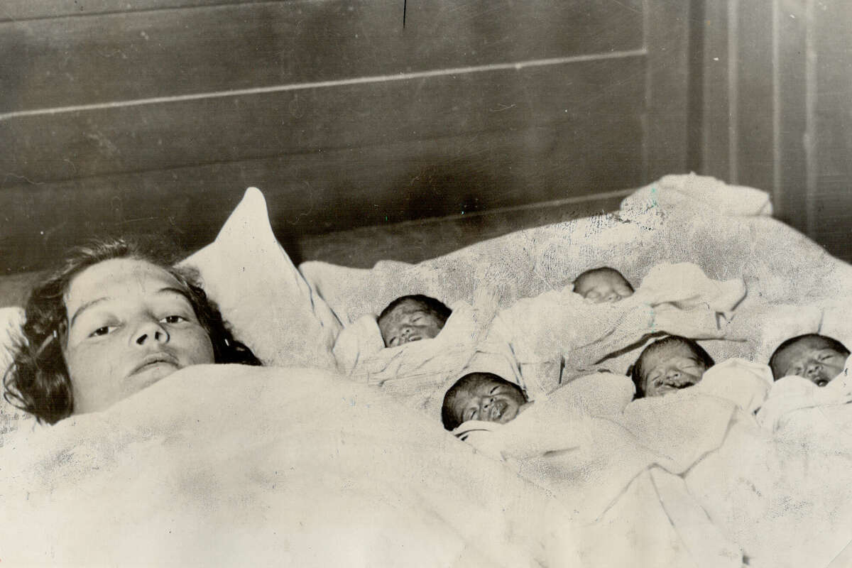 Эльзира Дионн и её пять новорождённых дочерей