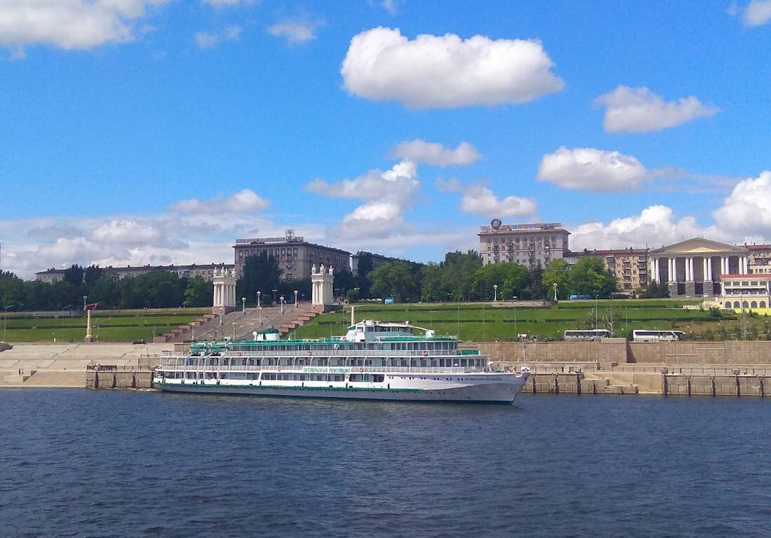 Теплоход «Октябрьская революция» отходит от причальной стенки речного вокзала Волгограда