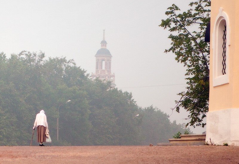 Люди около храма