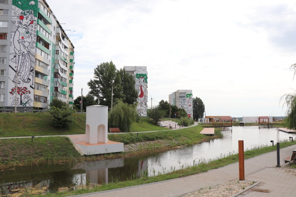 По новому проекту у дороги вдоль пруда организована пешеходная дорожка